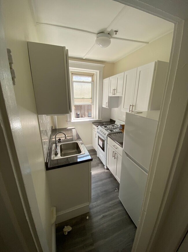 Building Photo - 9/1 No Fee! Split-style 2BR near Kenmore, ...