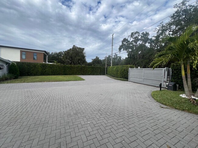 Foto del edificio - 7210 Seminole Dr