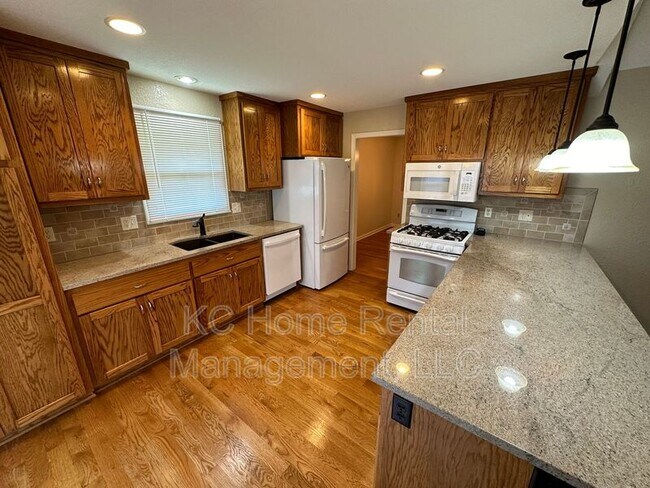 Building Photo - 6119 Cottonwood Dr