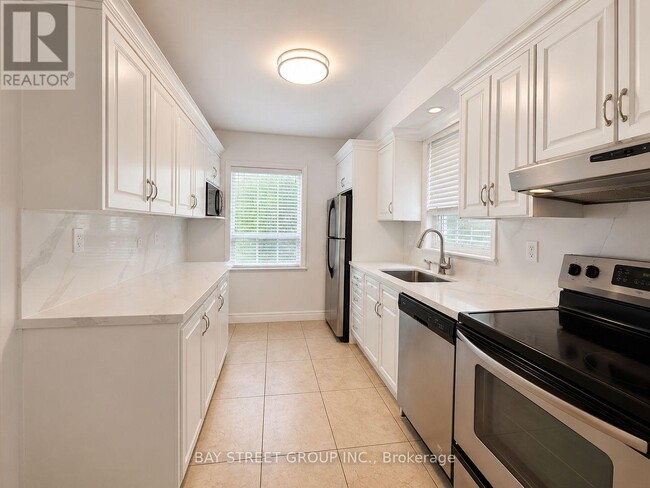 Building Photo - 9 Glenborough Park Crescent