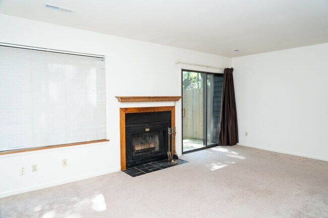 Building Photo - 2 Bedroom Townhouse Available in July