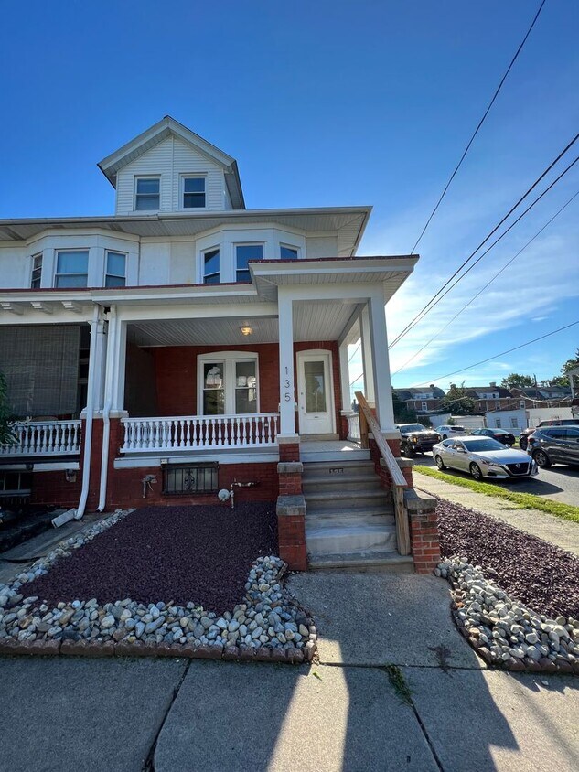 Foto principal - 135 S West St
