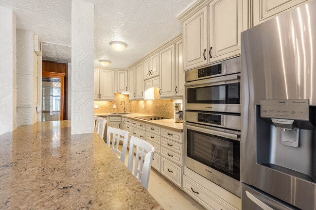 Building Photo - 501 Hahaione St