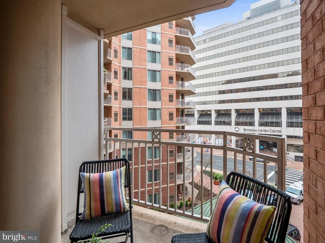 Private balcony - 7500 Woodmont Ave