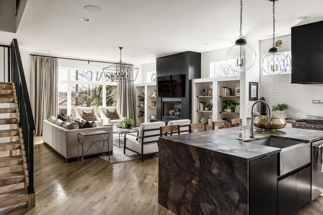 Building Photo - Urban City Living with roof top deck!