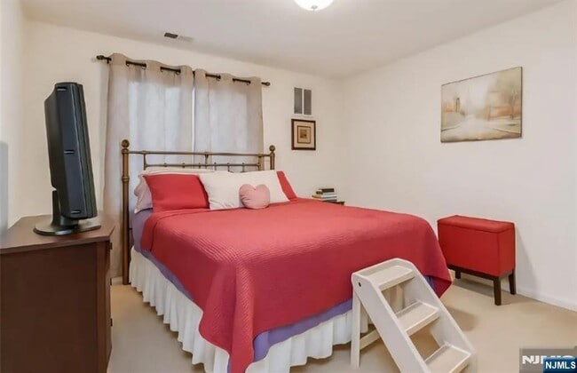 Building Photo - 28 Cliff Dr