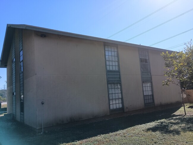 Foto del edificio - Room in Apartment on Starcrest Dr