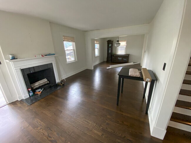 Building Photo - 1003 Graybar Ln