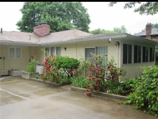Foto del edificio - 2123 Eileen Rd