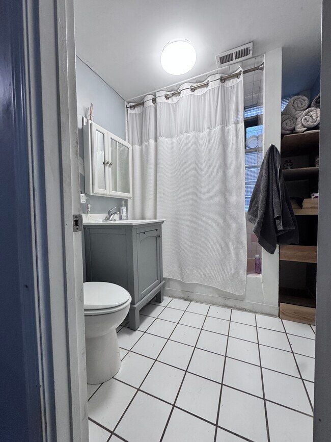 Foto del edificio - 2559 W Fullerton Ave