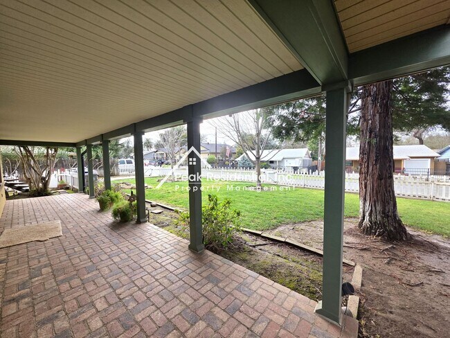 Foto del edificio - Charming 2bd/1ba Victorian Duplex