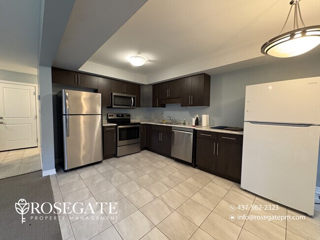 Photo du bâtiment - Spacious 6-Bedroom Freehold Townhouse with Garage & Backyard – Thorold