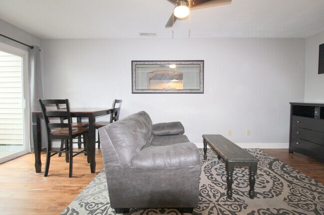 Building Photo - 1374 Bradley Dr