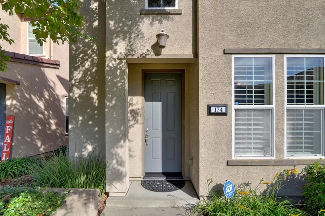 Building Photo - 174 Talmont Cir