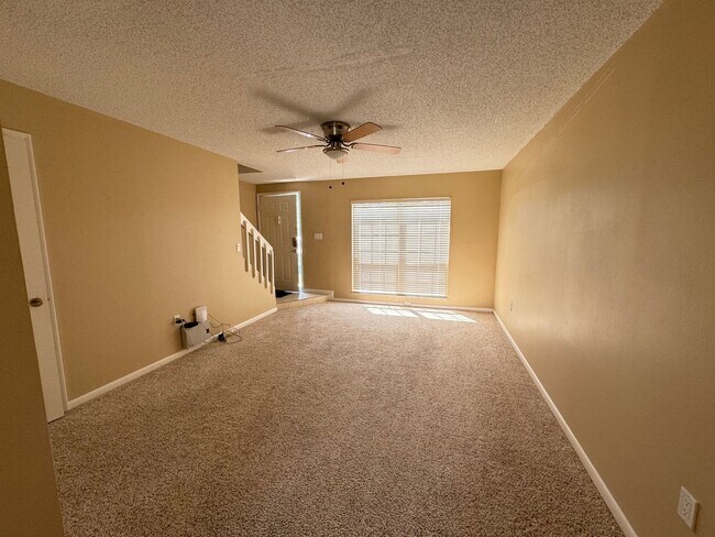 Building Photo - Spacious Mulit-Level 2 Bedroom Townhome-Pa...
