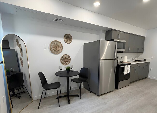 Foto del edificio - Gorgeous 1 bed/1 bath and Studio units ~ LA City Section 8 Voucher Accepted!