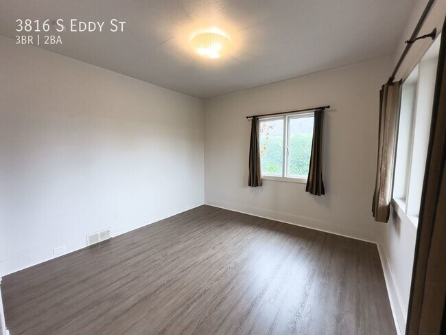 Building Photo - South Seattle - 3 Bedroom - 2 Bathroom Bri...
