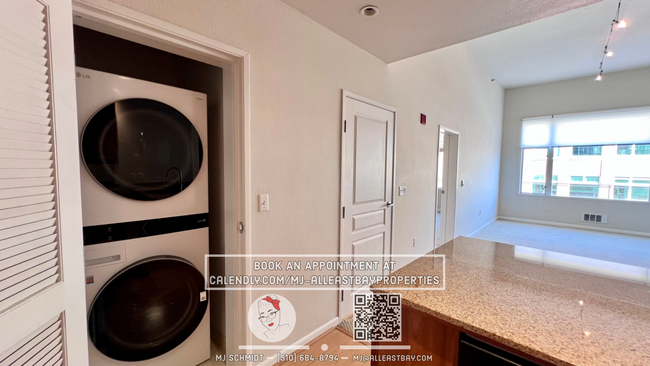 Foto del edificio - Sunny 1 bedroom in Emeryville, includes pa...