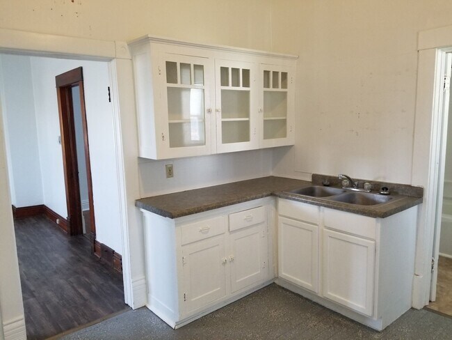 Building Photo - 2 Bedroom, 1 bedroom House Near Schools an...