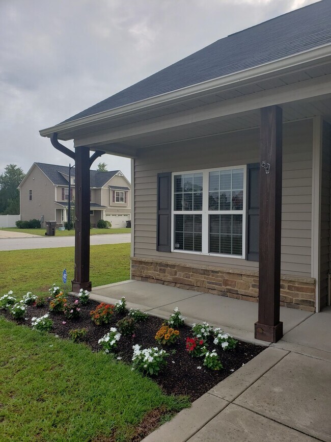 Foto del edificio - In Lexington Plantation w/Fenced Back Yard...