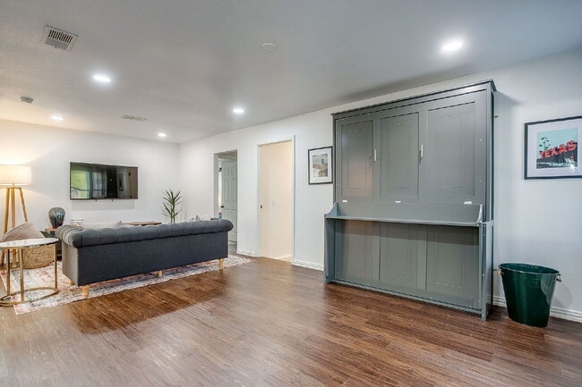 Foto del edificio - Fully furnished and updated 3 bedroom 2 bath in the heart of River Oaks. Available immediately an...