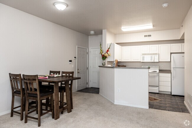 1 habitación, 1 baño - 785 pies cuadrados - Comedor - Canyon Court