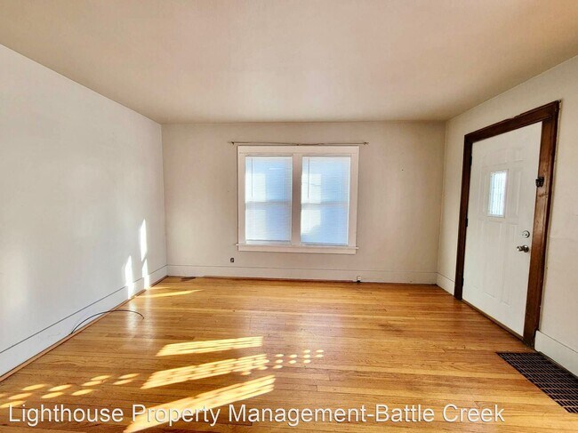 Building Photo - 2 br, 1 bath House - 200 Summer Street