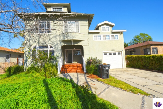 Building Photo - 2254 Wellesley Ave
