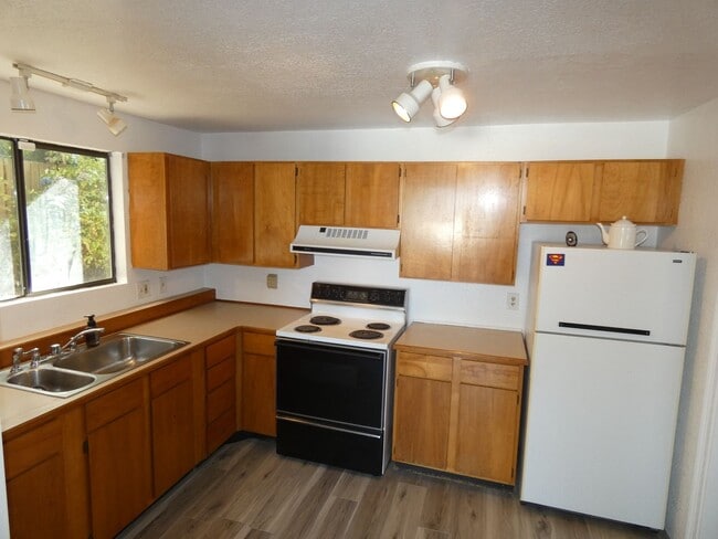 Building Photo - 1405 W 5th St