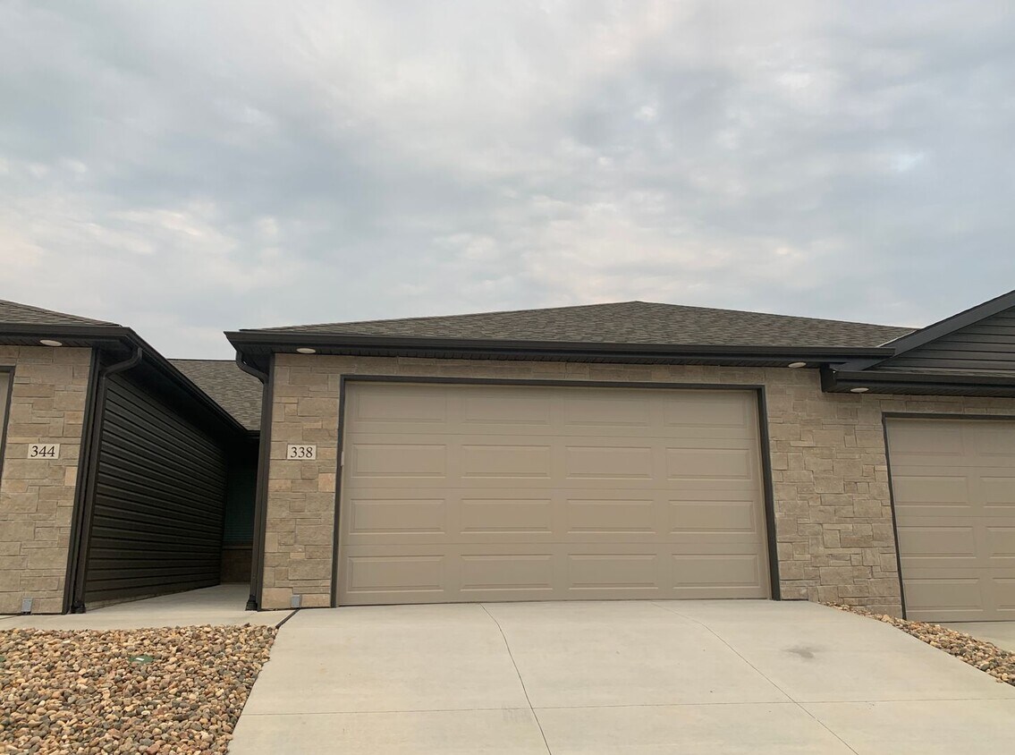 Foto principal - Brand New 2 Bedroom Townhome