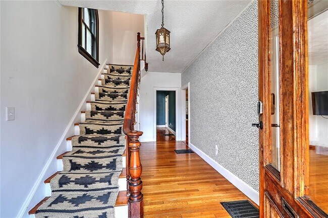Building Photo - 48 Bainbridge Ave