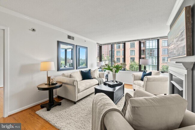 Foto del edificio - 2220 Fairfax Dr