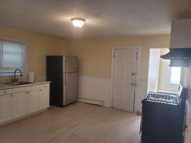 Building Photo - 357 Poplar St