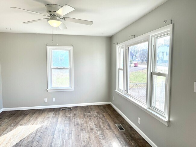 Foto del edificio - *Walking Distance to the Neighborhood Walmart*