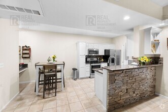 Building Photo - 41410 Juniper St