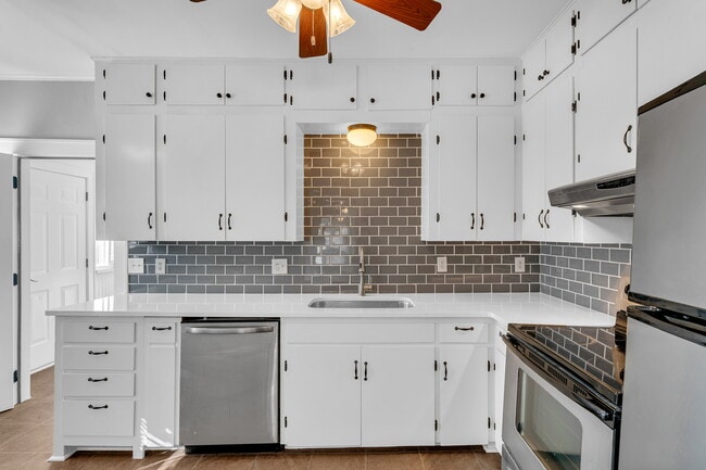 Building Photo - 811 N Lindell Ave