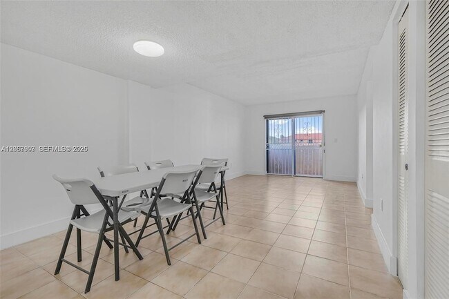 Foto del edificio - 8095 NW 8th St