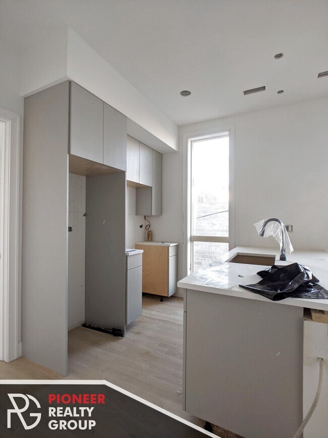 Foto del edificio - 1060 W Cornelia Ave