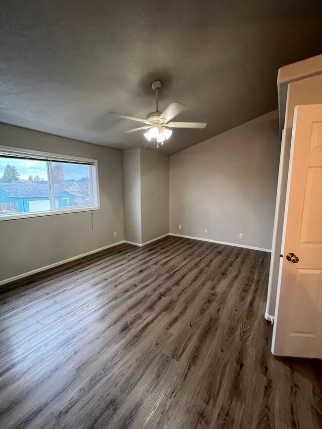 Building Photo - 1-bedroom 1-Bathroom Duplex with HUGE garage