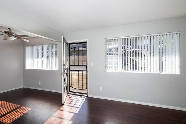 Building Photo - Charming 1 Bedroom in Talmadge/College Area with Parking!