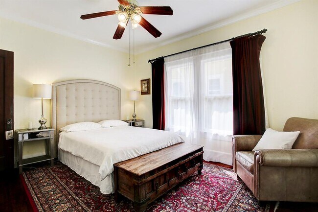 Master bdrm furnished - 1625 Harvard St