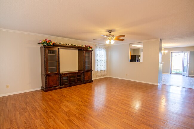 Foto del edificio - 6645 Newstead Dr