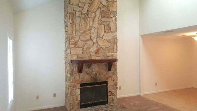 Building Photo - AWESOME 3 BED/2 BATH TOWNHOME W/OPEN FLOOR...