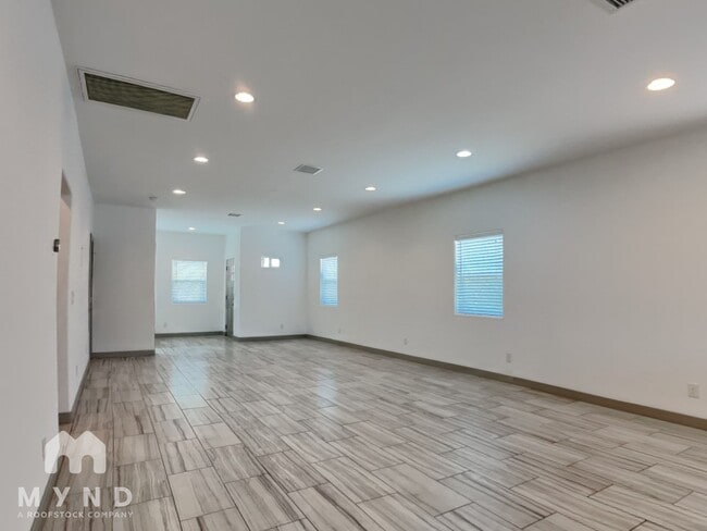 Building Photo - 1214 E Garfield St
