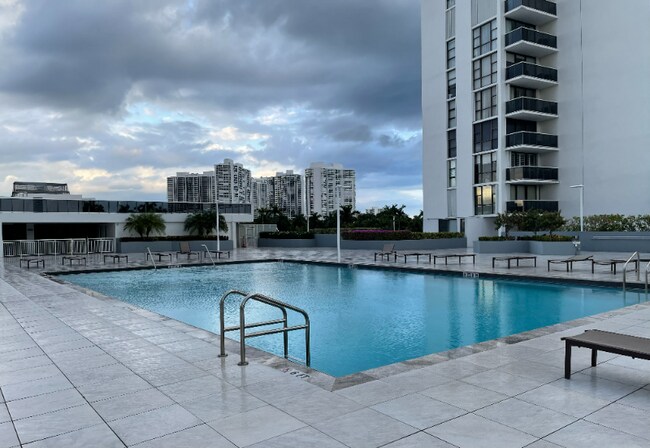 Building Photo - 3675 N Country Club Dr