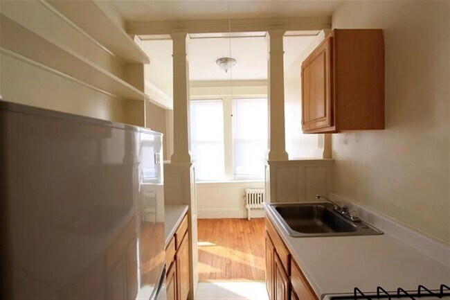 Building Photo - 172 Maple St