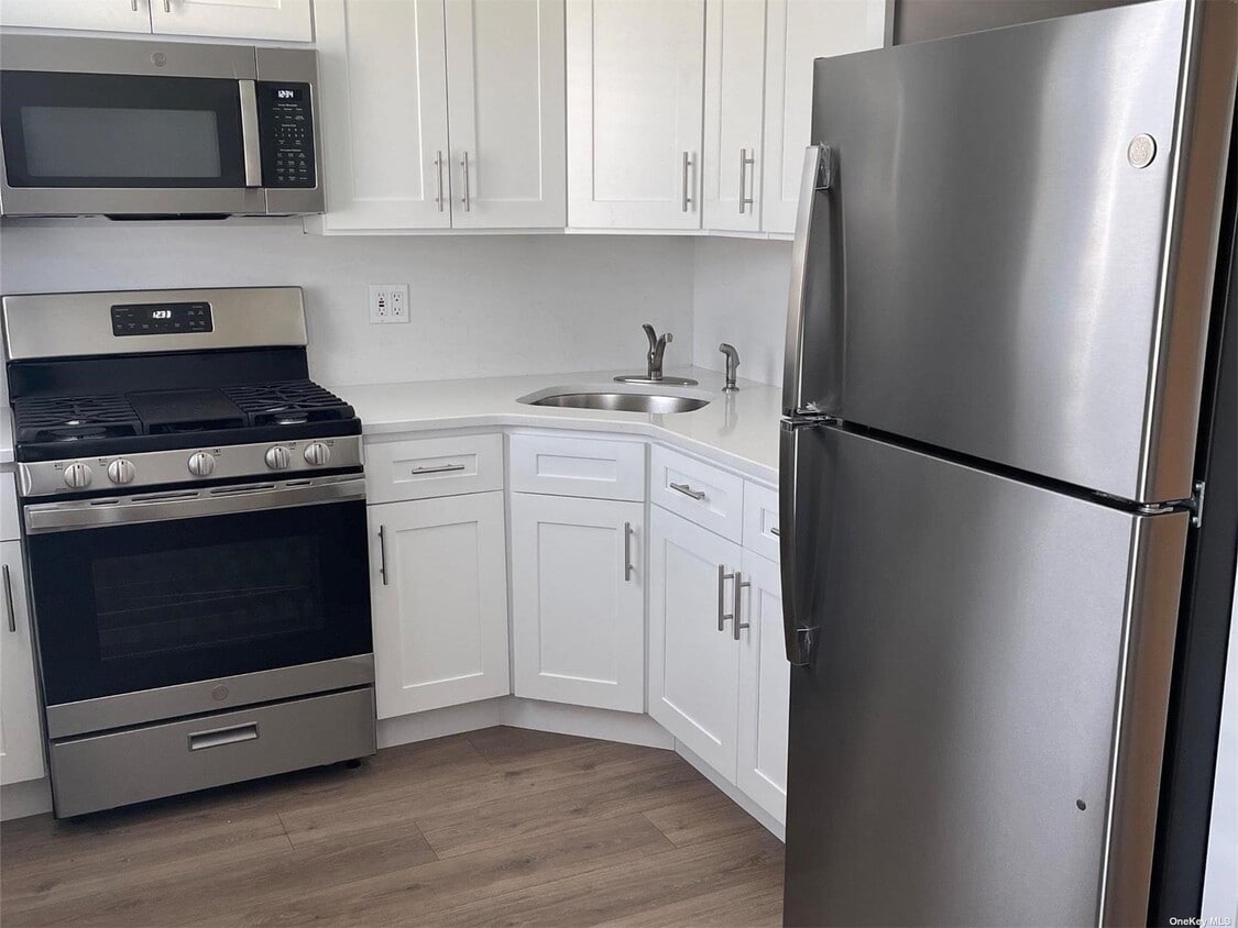 42 E Main St Unit 3, East Islip, NY 11730 Room for Rent in East Islip, NY