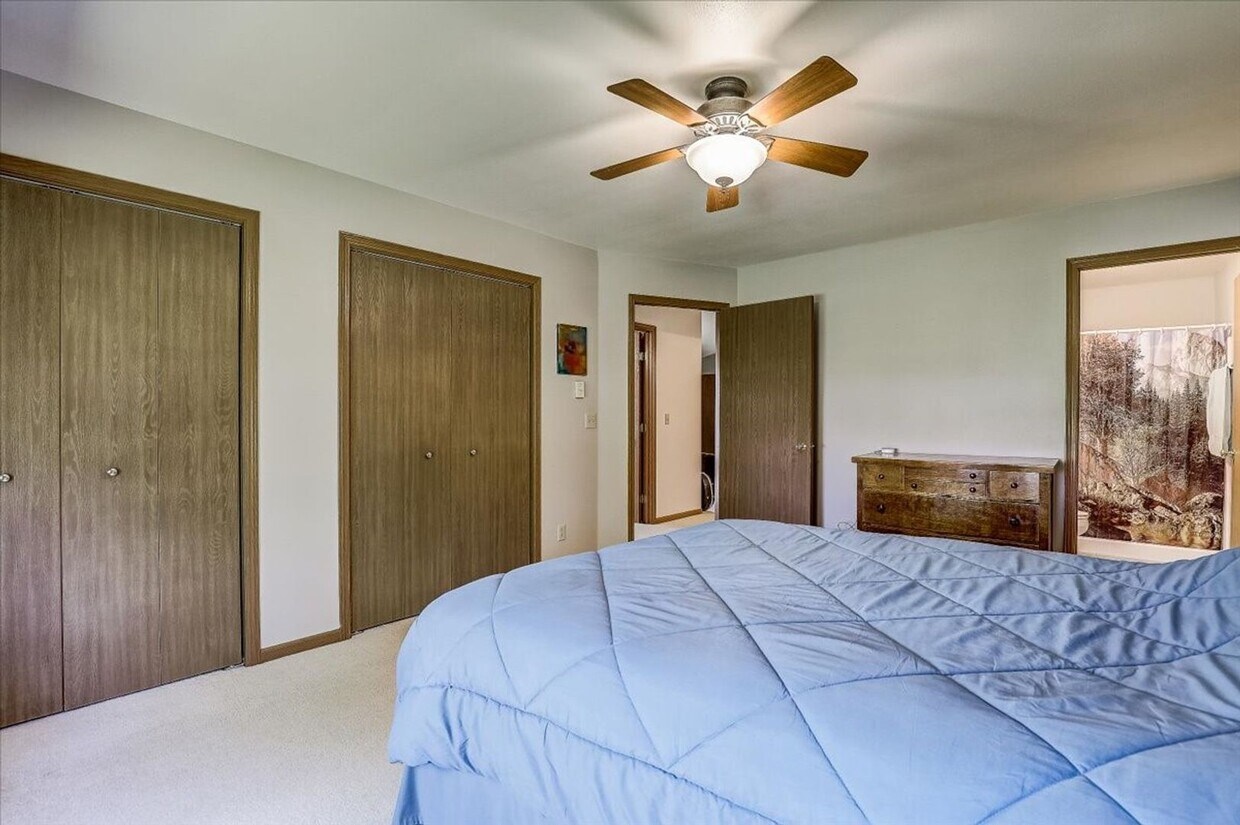 Foto del edificio - Spacious 3 Bedroom, 2 Bath Upper Apartment – Available August 1