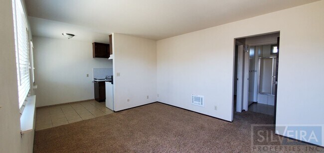 Foto del edificio - Comfortable upstairs apartment space