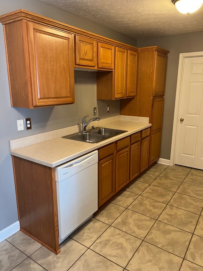 7800 Alfred Schlatter Dr, Louisville, KY 40214 Condo for Rent in